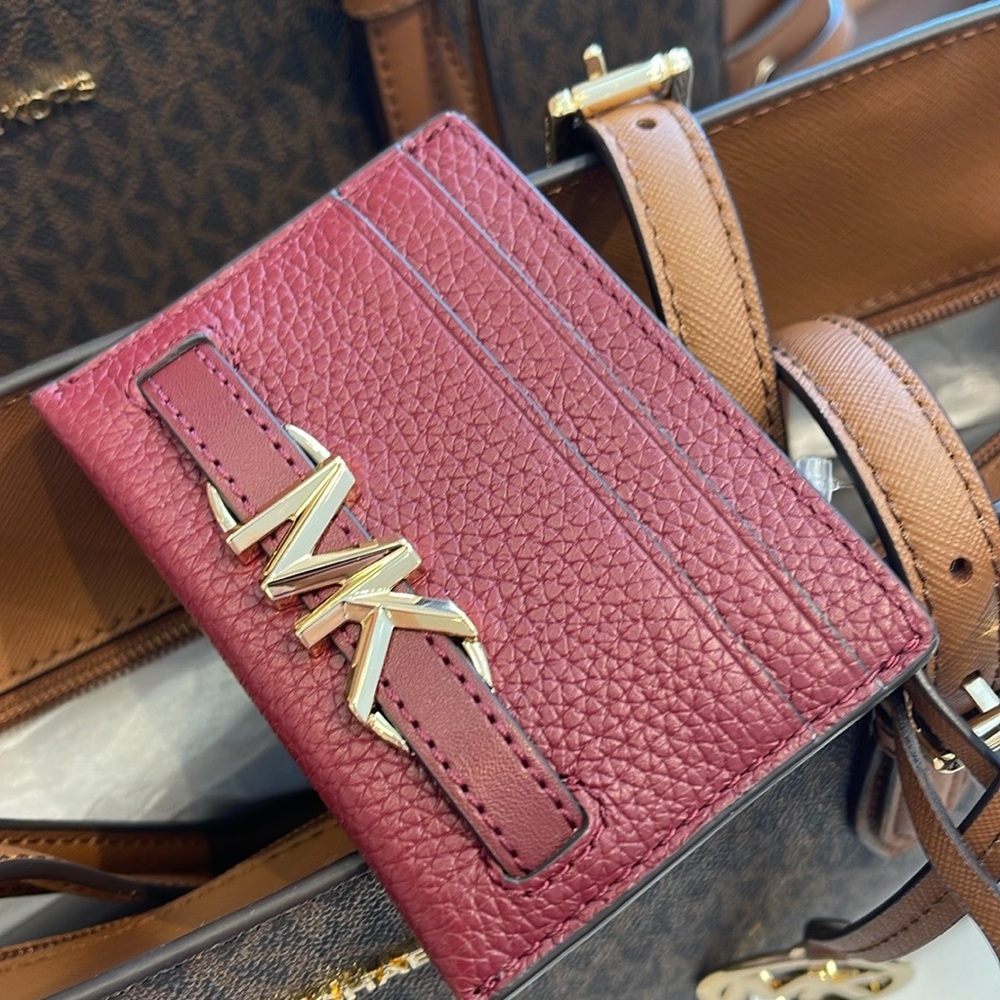 MICHAEL KORS
Reed Large Pebbled Leather Card Holder Case
Dark Cherry
NWT - Picture 6 of 16